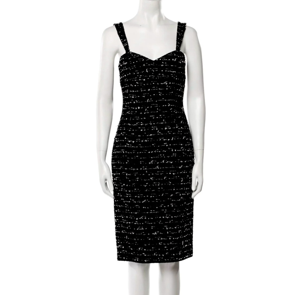MICHAEL KORS
Tweed Pattern Knee-Length / New with tag value 1200 dollars